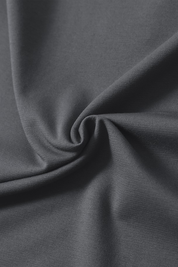 남성 분또 베이직 라운드 긴팔티(HBRLT30)는 부드러운 면 소재로 제작되어 편안한 착용감을 제공합니다. 베이직핏 디자인에 레귤러 기장으로, 출근룩과 비즈니스 캐주얼에 활용하기 좋습니다. 그레이 컬러와 무지 패턴으로 미니멀, 클래식, 캐주얼 등 다양한 스타일 연출이 가능합니다. 라운드넥과 긴소매 디자인으로 간절기부터 초겨울까지 활용하기 좋으며, 심플한 로고 디테일이 돋보입니다. 일상 속에서 편안하게 즐겨 입을 수 있는 기본 티셔츠입니다.
