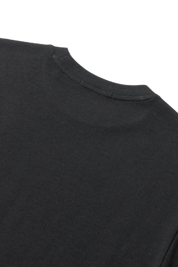 남성 베이직 코튼 라운드넥 긴팔 티셔츠(HB9LT05)는 부드러운 촉감의 면 50%와 폴리에스터 50% 혼방 소재로 제작되어 편안한 착용감을 선사합니다. 베이직한 디자인으로 캐주얼, 미니멀, 클래식 등 다양한 스타일 연출에 용이하며, 봄, 여름, 가을 계절에 활용하기 좋습니다. 릴랙스 핏과 레귤러 기장으로 편안한 활동성을 보장하며, 주름 방지 기능으로 관리가 용이합니다. 아이보리, LT-그레이, 블랙, 스카이 블루의 네 가지 다채로운 컬러 옵션으로 만나보세요. 라운드넥과 긴 소매 디자인으로 어떤 코디에도 활용하기 좋은 기본 아이템입니다.
