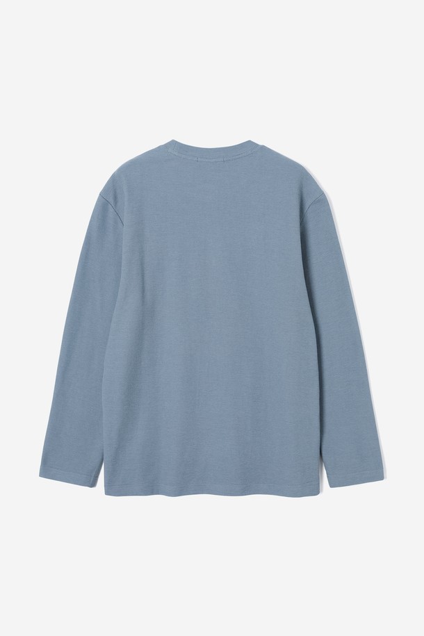 **남성 베이직 코튼 라운드넥 긴팔 티셔츠(HB9LT05)**는 부드러운 촉감의 면 소재로 제작되어 봄, 가을, 겨울에 활용하기 좋은 남성용 긴팔 티셔츠입니다. 베이직하고 미니멀한 스타일로, 데일리 캐주얼룩을 연출하기에 적합합니다. 레귤러핏과 레귤러 기장으로 편안한 착용감을 제공하며, 라운드넥 디자인이 특징입니다. 그레이 컬러, 무지 패턴으로 어떤 스타일에도 쉽게 매치할 수 있어 활용도가 높습니다. 겨울 데일리룩에 안성맞춤인 이 티셔츠는 부드러운 촉감으로 편안하게 착용할 수 있습니다.
