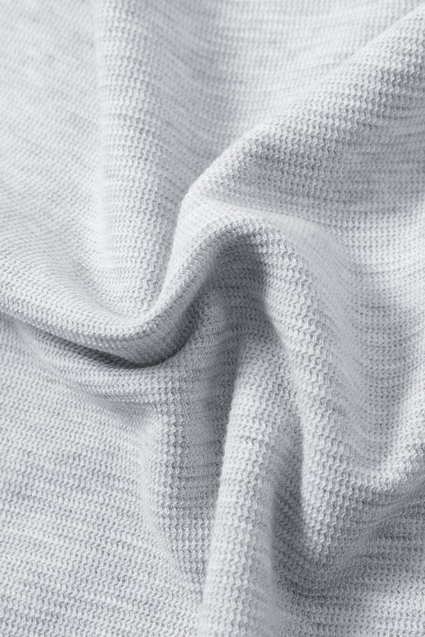 남성 베이직 코튼 라운드넥 긴팔 티셔츠(HB9LT05)는 일상, 출근룩, 겨울 데일리룩에 적합한 남성용 티셔츠입니다. 면과 폴리에스터 혼방 소재로 제작되어 부드러운 촉감과 적당한 두께감을 제공하며, 봄, 여름, 가을, 겨울 사계절 모두 활용 가능합니다. 무지 디자인에 레귤러 기장, 보통 핏으로 미니멀, 캐주얼, 클래식 스타일을 연출하기 좋습니다. 라운드넥과 긴 소매 디자인은 편안함을 더하며, 신축성이 있어 활동성을 높였습니다. 아이보리, LT-GREY, 블랙, 스카이 블루 4가지 색상으로 출시되었습니다.
