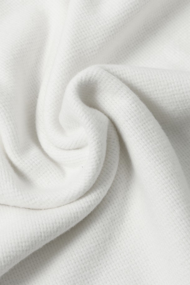 부드러운 기모 안감으로 포근함을 더한 남성용 긴소매 베이직 티셔츠(HB9LT06)입니다. 쌀쌀한 가을, 겨울철 일상과 출근룩에 활용하기 좋은 아이템입니다. 라운드넥 디자인과 레귤러 기장으로 어떤 스타일에도 자연스럽게 어울립니다. 미니멀, 클래식, 캐주얼 등 다양한 스타일 연출이 가능하며, 무지 디자인의 화이트 컬러로 깔끔함을 더했습니다. 두꺼운 두께감으로 보온성을 높여 추운 날씨에도 따뜻하게 착용할 수 있습니다.
