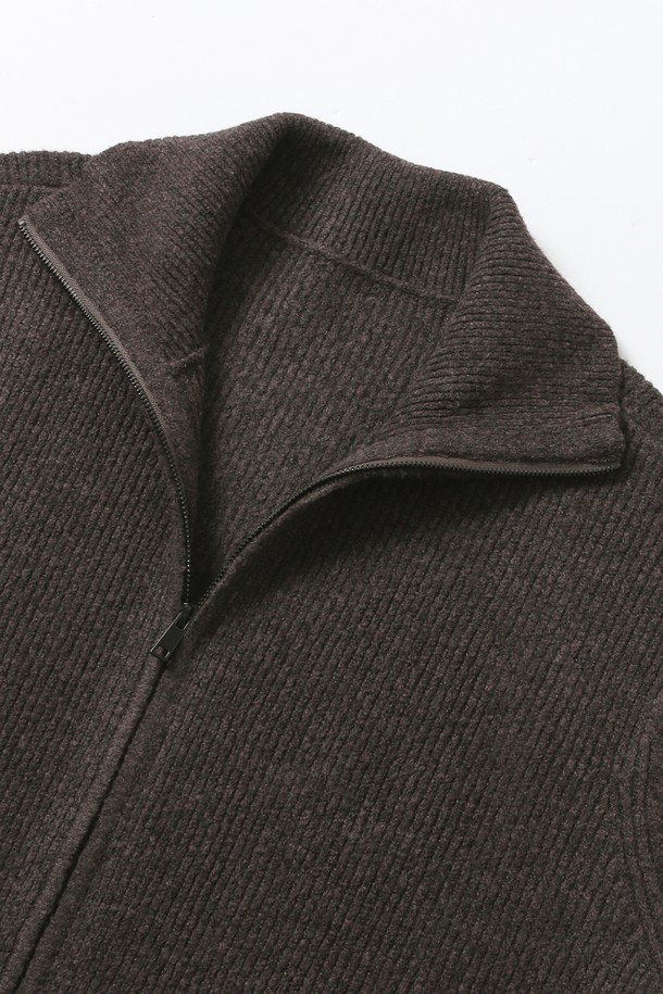 남성 하이넥 풀집업 카디건(HBAGD42)은 부드러운 촉감의 하찌조직으로 제작되어 봄, 여름, 가을, 겨울 사계절 내내 활용 가능한 베이직 스타일의 상의입니다. 루즈핏으로 편안한 착용감을 제공하며, 하이넥 디자인과 풀집업 여밈 방식으로 보온성을 더했습니다. 라이트 그레이와 브라운 두 가지 색상으로 출시되어 다양한 겨울 데일리룩에 매치하기 용이합니다. 심플한 디자인에 지퍼 조절이 가능하여 코트 안에 레이어드하여 입기에도 좋습니다. 밀란지 느낌으로 세련된 스타일을 연출할 수 있습니다. 아크릴, 폴리에스터, 폴리우레탄 혼방 소재로 제작되었습니다.
