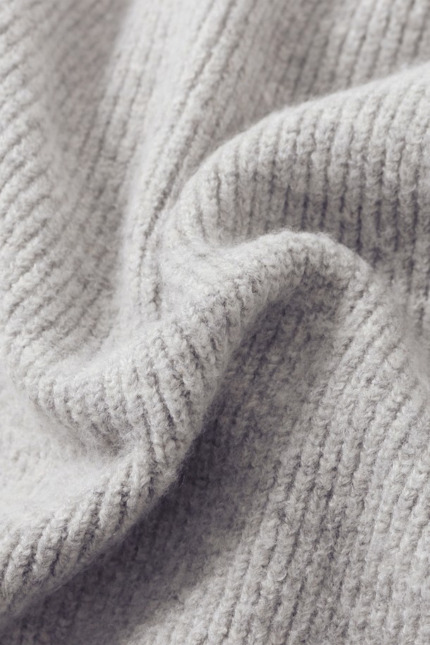 남성 하이넥 풀집업 카디건(HBAGD42)입니다. 부드러운 촉감의 아크릴, 폴리에스터, 폴리우레탄 혼방 소재로 제작되어 봄, 가을, 겨울 시즌에 착용하기 좋습니다. 하찌 조직과 밀란지 느낌의 원사가 돋보이며, 하이넥 디자인과 루즈핏으로 편안한 착용감을 선사합니다. 집업 스타일로 간편하게 여밀 수 있으며, 지퍼를 내려 카라 형태로도 연출하여 다양한 스타일을 연출할 수 있습니다. 미니멀, 클래식, 캐주얼 스타일을 즐기는 남성분들께 데이트룩, 겨울 데일리룩으로 추천합니다.
