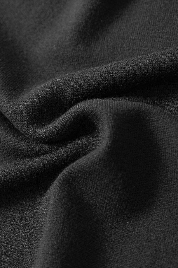 남성 베이직 터틀넥 니트(HBALK91)는 가을과 겨울, 쌀쌀한 계절에 포근함과 스타일을 동시에 선사하는 남성용 니트입니다. 부드러운 니트 소재로 제작되어 뛰어난 착용감을 자랑하며, 베이직한 디자인과 블랙 컬러는 어떤 스타일에도 쉽게 매치할 수 있습니다. 쌀쌀한 날씨에 출근룩이나 데이트룩에 세련된 클래식, 미니멀, 캐주얼 스타일을 더해보세요. 레귤러 기장의 베이직핏으로 제작되었으며, 긴 소매와 터틀넥 디자인이 보온성을 높여줍니다.
