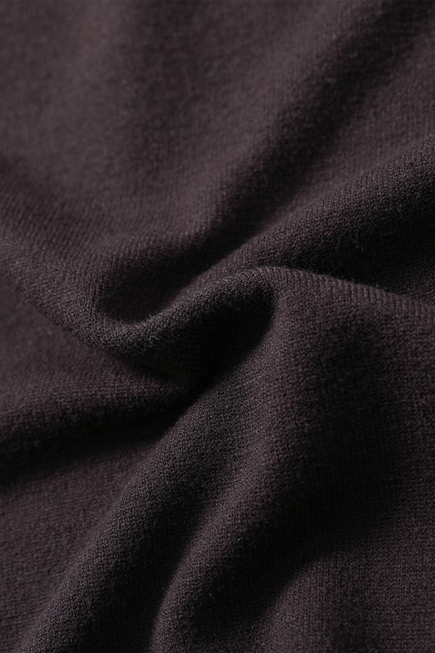 남성 베이직 터틀넥 니트(HBALK91)는 가을, 겨울 시즌에 어울리는 남성용 니트 스웨터입니다. 부드러운 울 소재로 제작되어 뛰어난 착용감을 선사하며, 레귤러핏과 긴 소매 기장으로 편안한 활동성을 보장합니다. 베이직한 디자인에 브라운 컬러와 무지 패턴이 더해져 다양한 스타일의 연출이 가능하며, 출근룩이나 데이트룩과 같은 TPO에 폭넓게 활용할 수 있습니다. 클래식, 미니멀, 캐주얼 등 어떤 스타일에도 잘 어울리는 활용도 높은 아이템입니다. 두꺼운 두께감의 터틀넥 디자인으로 따뜻함과 스타일을 동시에 잡을 수 있습니다.
