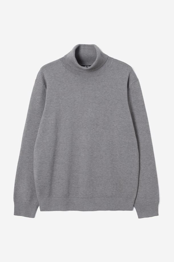 남성 베이직 터틀넥 니트(HBALK91)는 가을, 겨울 시즌에 어울리는 남성용 니트 스웨터입니다. 울 소재로 제작되어 부드러운 촉감을 선사하며, 레귤러핏과 긴 소매 기장으로 편안한 착용감을 제공합니다. 베이직하고 미니멀한 스타일의 디자인으로, 출근룩 및 비즈니스 캐주얼에 활용하기 좋습니다. 그레이 컬러의 무지 패턴에 두꺼운 두께감과 터틀넥 디자인으로 클래식하고 세련된 분위기를 연출합니다.
