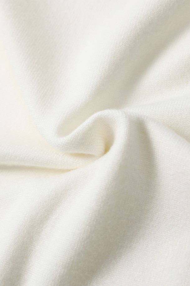 남성 베이직 터틀넥 니트(HBALK91)는 가을, 겨울 시즌에 어울리는 남성용 니트입니다. 베이직한 디자인과 미니멀한 스타일로, 출근룩과 데이트룩 등 다양한 TPO에 활용하기 좋습니다. 부드러운 촉감의 니트 소재로 제작되었으며, 두꺼운 두께감으로 따뜻하게 착용할 수 있습니다. 화이트와 아이보리 두 가지 색상으로 제공되며, 긴소매와 베이직핏, 터틀넥 디자인이 특징입니다. 무지 패턴으로 어떤 스타일에도 쉽게 매치할 수 있는 기본 아이템입니다.
