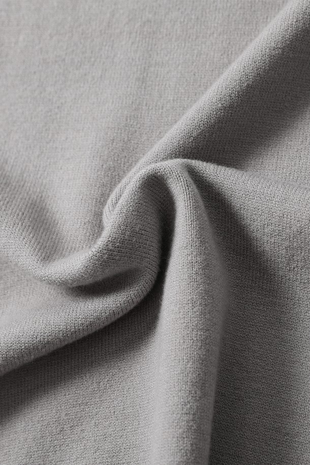 남성 모크넥 스웨터(HBALK90)는 가을과 겨울에 착용하기 좋은 남성용 니트 스웨터입니다. 부드러운 촉감의 니트 소재로 제작되었으며, 레귤러핏에 긴 소매 기장으로 편안한 착용감을 선사합니다. 차분하고 세련된 그레이 컬러와 미니멀한 디자인은 어떤 옷에도 잘 어울려 일상 및 출근룩에 활용하기 좋습니다. 모크넥 디자인으로 보온성을 높였으며, 두꺼운 두께감으로 따뜻하게 착용할 수 있습니다. 베이직한 스타일로 유행을 타지 않고 오랫동안 즐겨 입을 수 있는 아이템입니다.
