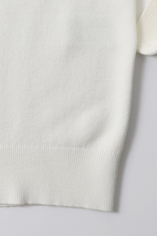 남성 모크넥 스웨터(HBALK90)는 가을과 겨울에 따뜻하게 착용할 수 있는 두꺼운 니트 소재의 긴소매 스웨터입니다. 부드러운 촉감의 레귤러핏으로 제작되었으며, 미니멀하고 베이직한 스타일을 연출합니다. 깔끔한 무지 디자인과 모크넥 라인이 특징이며, 출근룩이나 비즈니스 캐주얼에 활용하기 좋습니다. 다양한 스타일을 소화할 수 있는 활용도 높은 아이템으로, 미니멀, 클래식, 캐주얼 룩을 즐겨 입는 남성분들께 추천합니다. 화이트 컬러로 어떤 하의에도 매치하기 용이합니다.
