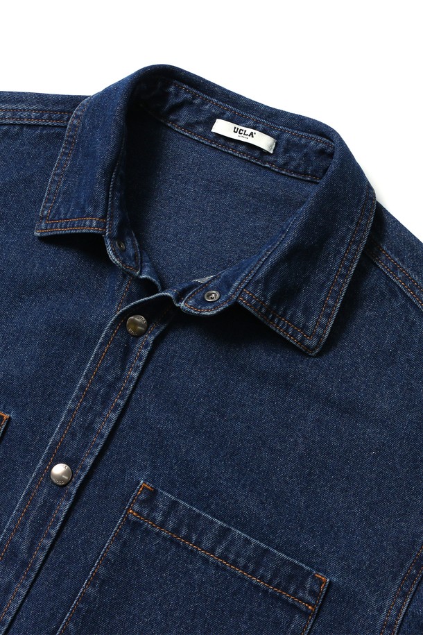 남녀공용 프레피 베이직 데님 셔츠[MD-INDIGO](UB9LS20_05)는 봄, 가을에 착용하기 좋은 두꺼운 두께감의 레귤러핏 데님 셔츠입니다. 인디고 컬러의 무지 디자인으로, 차이나칼라와 긴소매가 특징입니다. 뻣뻣한 촉감의 데님 소재로 제작되었으며, 포켓 디테일이 더해져 클래식, 미니멀, 프레피 스타일을 연출할 수 있습니다. 출근룩과 데이트룩에 활용하기 좋은 아이템입니다. 버튼 여밈 방식으로 간편하게 착용 가능합니다.
