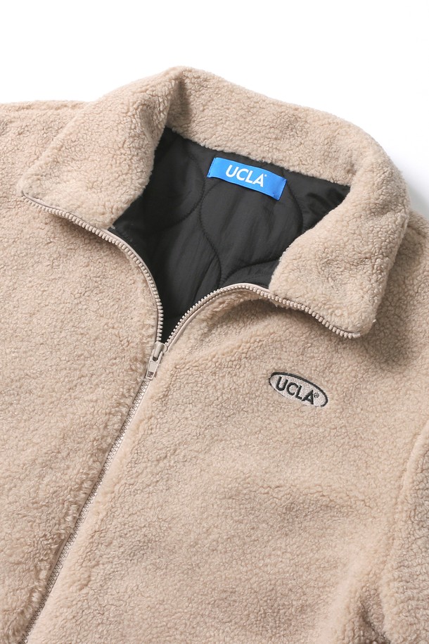 남녀공용 스트릿 써클로고 플리스 패딩 점퍼[BEIGE](UBAUJ27_25)는 가을, 겨울 시즌에 어울리는 오버핏 패딩 점퍼입니다. 부드러운 플리스 소재와 안감 킬팅 처리로 포근한 착용감을 선사하며, 하이넥 디자인으로 보온성을 높였습니다. 넉넉한 핏과 베이지 컬러, UCLA 로고 자수, 양쪽 지퍼 포켓 등의 디테일이 스트릿, 캐주얼 스타일을 연출합니다. 여행룩, 캠핑룩, 시티보이 룩 등 다양한 TPO에 활용 가능하며, 지퍼형 여밈 방식으로 편안하게 착용할 수 있습니다. 긴 소매 기장의 레귤러 기장으로 제작되었습니다.
