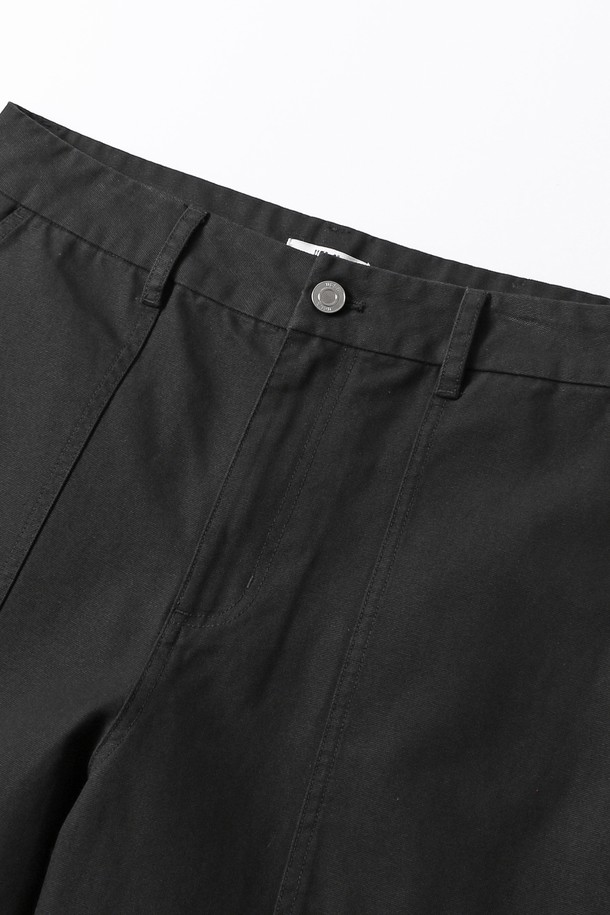 남녀공용 레트로 프레피 우븐 와이드 워크 팬츠[BLACK](UB9LP21_39)는 봄, 가을 시즌에 어울리는 워크 팬츠입니다. 블랙 컬러의 무지 디자인으로, 레트로와 프레피 스타일을 동시에 연출할 수 있습니다. 우븐 소재로 제작되어 편안한 착용감을 선사하며, 와이드핏으로 트렌디한 스타일을 완성합니다. 일상복으로 활용하기 좋으며, 다양한 상의와 매치하여 클래식한 룩을 연출할 수 있습니다. 
