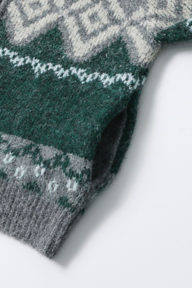 여성 노르딕 패턴 칼라넥 집업 카디건[GREEN](UBAGD50_66)은 울 소재로 제작되어 부드러운 촉감을 선사하는 두꺼운 두께의 긴소매 카디건입니다. 그린 컬러에 노르딕 패턴이 더해져 캐주얼하면서도 클래식한 분위기를 연출합니다. 칼라넥 디자인과 집업 여밈 방식으로 편안하게 착용할 수 있으며, 일상에서 따뜻하게 입기 좋습니다. 레귤러핏으로 제작되어 다양한 스타일과 매치하기 용이합니다. 가을, 겨울 시즌에 어울리는 필수 아이템입니다.
