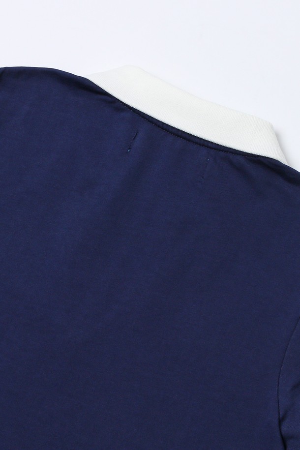 **여성 1919 UCLA 오픈 카라 원피스[NAVY](UB9OP50_45)**

1919 UCLA(유씨엘에이) 오픈 카라 원피스는 캐주얼하고 스포티한 스타일을 연출하는 여성 의류입니다. 네이비 컬러로, 봄, 여름에 얇게 착용하기 좋은 면 소재의 긴 소매 원피스입니다. 오픈 카라 디자인과 UCLA 로고가 특징이며, 여행룩이나 휴가룩으로 활용하기 좋습니다. 레귤러핏으로 편안하게 착용 가능하며, 부드러운 촉감을 선사합니다. 미니멀한 스타일을 선호하는 분들께 추천합니다.
