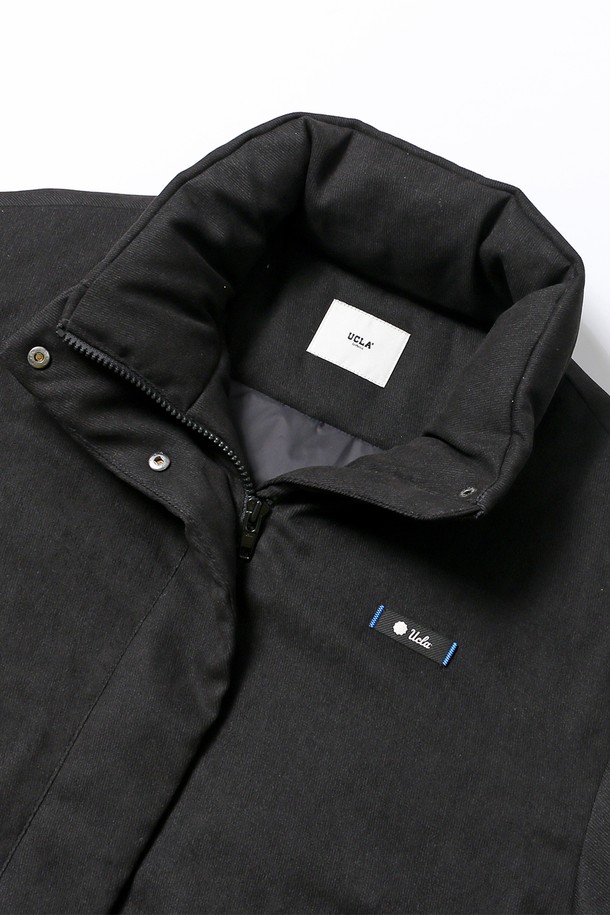 여성 데일리 속사시 숏 패딩 재킷[BLACK](UBAUJ50_39)은 겨울철 추위를 막아줄 루즈핏 숏 패딩입니다. 부드러운 촉감의 나일론 소재로 제작되었으며, 캐주얼하고 베이직한 스타일을 연출합니다. 하이넥 디자인과 지퍼 여밈 방식으로 편안하게 착용할 수 있으며, 블랙 컬러의 무지 디자인으로 어떤 옷에도 쉽게 매치할 수 있습니다. 넉넉한 핏과 두꺼운 두께감으로 따뜻함을 제공하며, 숏패딩 특유의 경쾌한 느낌을 더합니다. 일상복으로 활용하기 좋은 실용적인 아이템입니다.
