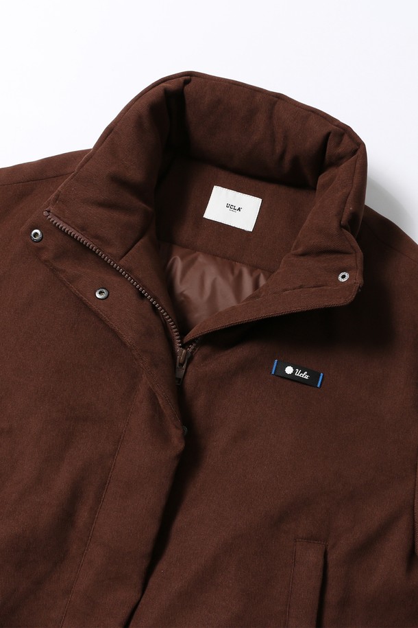 여성 데일리 속사시 숏 패딩 재킷[BROWN](UBAUJ50_55)은 추운 겨울, 포근하고 스타일리시하게 연출하기 좋은 아우터입니다. 부드러운 촉감의 폴리에스테르 소재로 제작되어 편안한 착용감을 선사하며, 넉넉한 루즈핏과 숏 기장으로 활동성을 높였습니다. 브라운 컬러의 무지 디자인은 어떤 스타일에도 쉽게 매치할 수 있는 베이직한 매력을 더합니다. 퍼프 소매와 스탠드 칼라 디테일이 돋보이며, 집업 방식으로 간편하게 여밀 수 있습니다. 집콕룩, 산책룩 등 데일리룩에 활용하기 좋은 캐주얼, 미니멀, 클래식 스타일의 숏패딩입니다.
