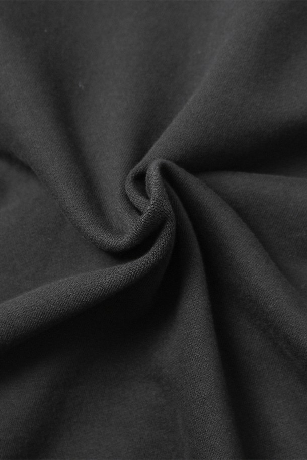 남녀공용 레트로 프레피 후드집업[블랙](UBBGD90_39)은 봄, 가을에 착용하기 좋은 두꺼운 면 소재의 후드집업입니다. 레트로 무드와 프레피 스타일을 결합하여 캐주얼한 느낌을 줍니다. 블랙 컬러에 로고 패턴이 돋보이며, 긴 소매와 레귤러핏으로 편안하게 착용할 수 있습니다. 크롭 기장으로 트렌디함을 더했으며, 후드와 포켓 디테일이 실용성을 높였습니다. 
