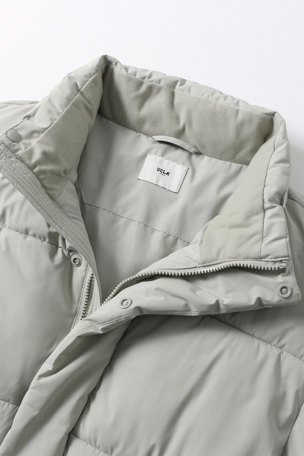 남녀공용 베이직 데일리 숏푸퍼[LT-BEIGE](UBAUJ88_23)는 겨울철 일상과 여행룩에 적합한 아우터입니다. 라이트 베이지 컬러의 무지 디자인으로, 캐주얼하고 미니멀한 스타일을 연출합니다. 숏 기장의 오버핏 패딩으로, 두꺼운 두께감과 부드러운 촉감, 퀼팅 디테일이 특징입니다. 집업 방식으로 간편하게 착용 가능하며, 긴 소매 디자인으로 보온성을 높였습니다. 폴리에스터 소재로 제작되어 편안하게 착용할 수 있습니다.
