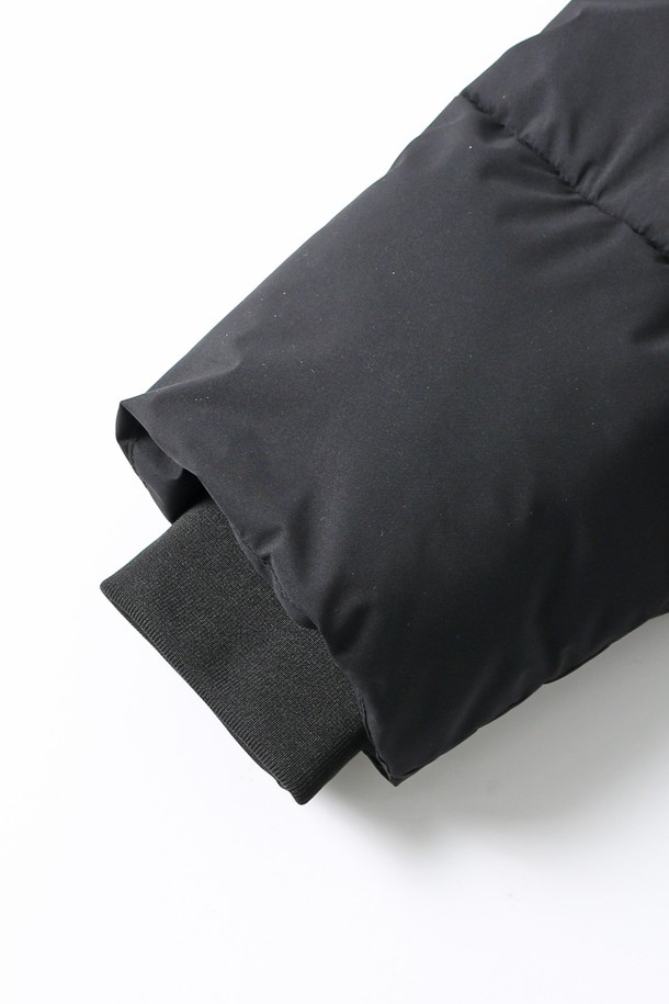 남녀공용 베이직 데일리 숏푸퍼[BLACK](UBAUJ88_39)는 겨울철 데일리룩에 활용하기 좋은 아우터입니다. 블랙 컬러의 무지 디자인으로 미니멀, 클래식, 캐주얼 스타일을 연출하기 용이합니다. 나일론과 폴리에스테르 혼방 소재로 제작되어 부드러운 촉감과 두꺼운 두께감으로 따뜻함을 제공합니다. 숏 기장의 레귤러핏 푸퍼 스타일로, 지퍼 여밈 방식과 긴 소매 기장이 특징입니다. 안감과 패딩 충전재로 보온성을 높여 겨울철 추위에도 끄떡없는 아이템입니다.
