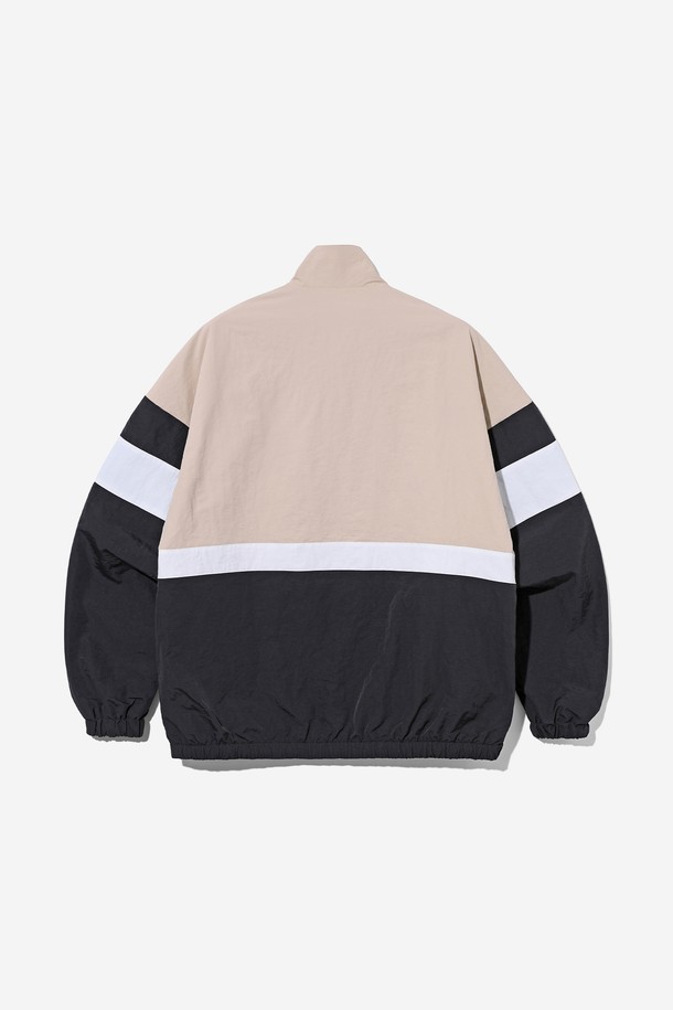 남녀공용 스포티브 배색 바람막이[BEIGE](UB9UJ20_25)는 일상 및 스포츠 활동에 적합한 아우터입니다. 베이지 및 블랙 컬러 배색으로 스포티한 무드를 연출하며, 봄, 가을 간절기에 활용하기 좋습니다. 얇은 두께의 나일론 소재로 제작되어 가볍고 편안하며, 방풍 기능을 갖춰 활동성을 높였습니다. 레귤러핏과 집업 스타일로 편안한 착용감을 선사하며, 배색 디자인이 돋보이는 긴 소매 바람막이입니다.
