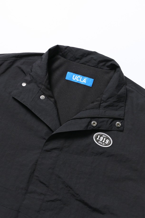 남녀공용 스포티브 배색 바람막이[BLACK](UB9UJ20_39)는 가볍고 활동적인 착용감을 제공하는 블랙 컬러의 바람막이입니다. 나일론 소재로 제작되어 얇고 부드러운 촉감이 특징이며, 방풍 기능을 갖춰 봄, 가을 간절기에 유용하게 활용할 수 있습니다. 스포티한 무드의 디자인으로, 러닝룩, 등산룩, 피트니스룩 등 다양한 스포츠 활동은 물론 캐주얼, 고프코어 스타일에도 잘 어울립니다. 오버핏으로 편안하게 착용 가능하며, 배색 디테일이 포인트로 들어가 디자인의 완성도를 높였습니다. 집업 스타일과 긴 소매 기장으로 활동성을 더했습니다.
