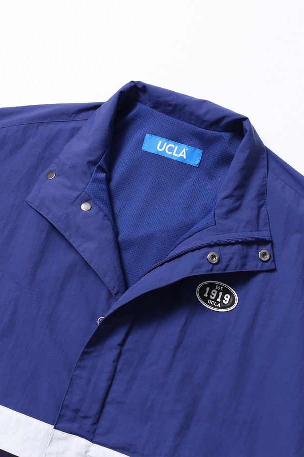 남녀공용 스포티브 배색 바람막이[블루]는 봄, 여름 시즌에 적합한 오버핏 바람막이입니다. 나일론 소재로 제작되어 가볍고 시원한 착용감을 제공하며, 일상 및 스포츠 활동 모두에 활용 가능합니다. 블루, 네이비, 화이트 컬러 배색과 크롭 기장, 긴소매 디자인으로 스포티한 스타일을 연출합니다. 스냅 여밈 방식과 얇은 두께, 컬러블록 디자인으로 포인트를 더했습니다. 활동적인 당신에게 스타일과 실용성을 동시에 선사하는 아이템입니다.
