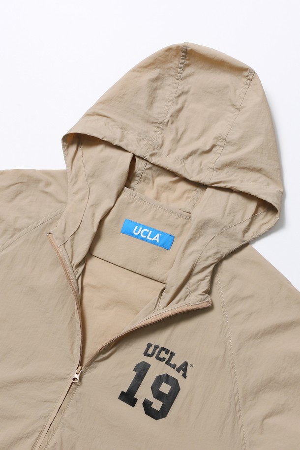 남녀공용 베이직 나일론 바람막이[BEIGE](UB9UJ90_25)는 가볍고 부드러운 촉감의 나일론 소재로 제작되어 봄, 가을 간절기에 활용하기 좋습니다. 베이직한 디자인과 레귤러 핏으로 캐주얼하고 미니멀한 스타일을 연출하며, 후드와 집업 여밈 방식으로 편안함을 더했습니다. 베이지 컬러에 로고 패턴이 포인트로 들어가 일상복은 물론 여행룩, 산책룩 등 다양한 TPO에 매치하기 좋습니다. 방풍 기능으로 갑작스러운 날씨 변화에도 쾌적하게 착용할 수 있습니다.
