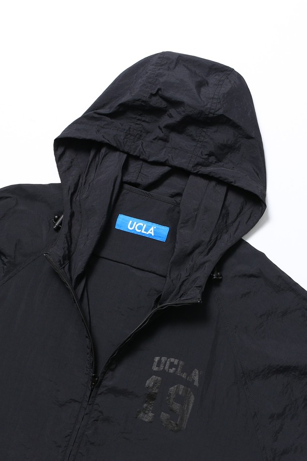 남녀공용 베이직 나일론 바람막이[BLACK](UB9UJ90_39)는 일상과 산책룩에 적합한 레귤러 핏 바람막이입니다. 무지 디자인의 블랙 컬러로, 캐주얼 및 미니멀 스타일을 연출하기 좋습니다. 부드러운 촉감의 얇은 두께감과 긴 소매 기장으로 간절기에 활용하기 좋으며, 집업 방식으로 편안하게 착용할 수 있습니다. 방풍 기능이 있어 쌀쌀한 날씨에도 쾌적하게 활동할 수 있습니다. 베이직한 디자인으로 다양한 스타일에 매치하기 용이합니다.
