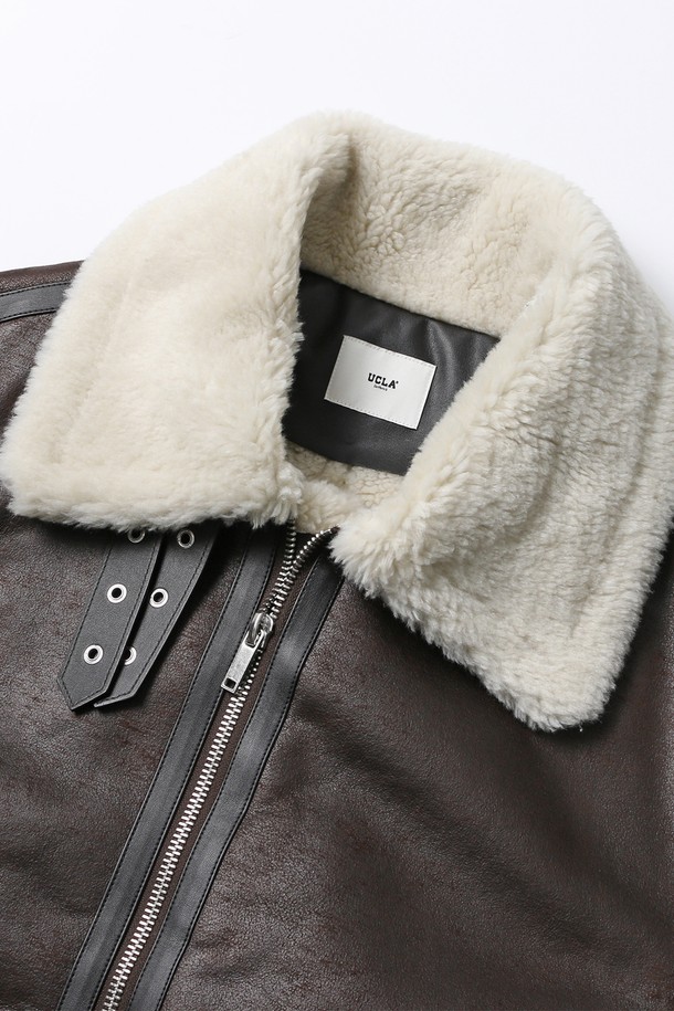 남녀공용 프레피 씰 로고 버클 무스탕[BROWN](UBAMU20_55)은 가을과 겨울에 따뜻하고 스타일리시하게 연출할 수 있는 아우터입니다. 브라운 컬러의 레귤러핏 무스탕으로, 캐주얼하면서도 프레피한 무드를 연출합니다. 안감은 퍼 소재로 제작되어 부드러운 촉감과 뛰어난 보온성을 제공하며, 긴 소매와 버클, 집업 여밈 방식으로 편안하게 착용할 수 있습니다. 씰 로고 패턴이 돋보이며, 데이트룩과 출근룩 등 다양한 TPO에 활용 가능합니다. 두꺼운 두께감으로 추운 날씨에도 따뜻함을 유지해 줍니다.
