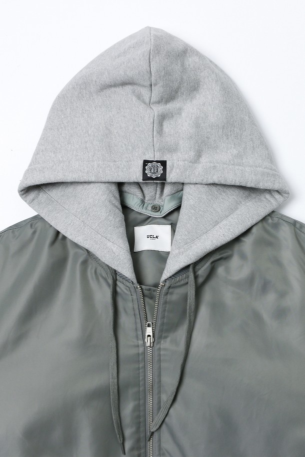 남녀공용 데일리 스몰로고 MA1 점퍼[GREY](UBAUJ22_35)는 캐주얼, 스포티 무드를 연출하는 남녀공용 점퍼입니다. 봄, 가을 시즌에 적합하며, 부드러운 촉감의 나일론 소재로 제작되었습니다. 레귤러핏으로 편안하게 착용 가능하며, 집업 스타일로 간편하게 여밀 수 있습니다. 크롭 기장에 스몰 로고 디테일이 돋보이는 MA1 스타일의 점퍼로, 데일리 및 일상복으로 활용하기 좋습니다. 그레이 컬러로 다양한 스타일과 쉽게 매치할 수 있습니다.
