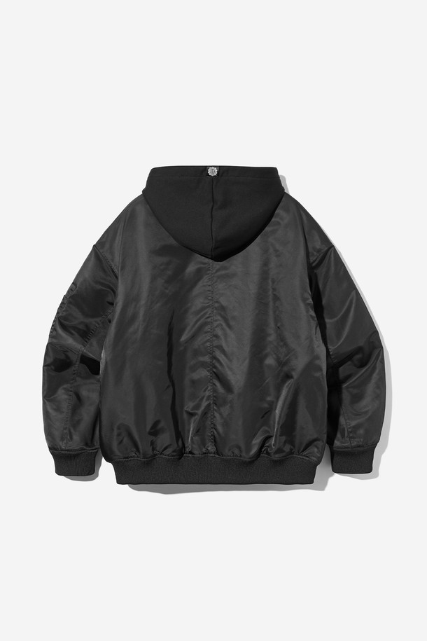 남녀공용 데일리 스몰로고 MA1 점퍼[BLACK](UBAUJ22_39)는 캐주얼, 스트릿, 미니멀 스타일을 즐겨 입는 분들을 위한 아이템입니다. 봄, 가을 시즌에 적합하며, 나일론 소재로 제작되어 부드러운 촉감을 선사합니다. 레귤러핏으로 편안하게 착용 가능하며, 집업 스타일로 간편하게 여밀 수 있습니다. MA1 점퍼 디자인에 스몰 로고 디테일이 더해져, 데일리룩에 포인트를 더해줍니다.