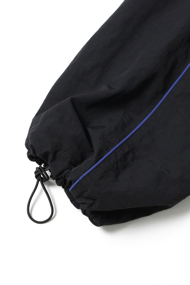 남녀공용 스포티브 배색 파이프 벌룬 와이드 팬츠[BLACK](UB9LP44_39)는 스포티한 무드의 블랙 컬러 와이드 벌룬 핏 팬츠입니다. 봄, 여름, 가을 시즌에 활용하기 좋으며, 일상복뿐만 아니라 피트니스룩, 캠핑룩 등 다양한 TPO에 매치할 수 있습니다. 밴딩 처리되어 편안한 착용감을 제공하며, 파이프 라인 디테일로 포인트를 더했습니다. 루즈핏으로 제작되어 활동성을 높였으며, 스포티, 캐주얼, 미니멀 스타일을 모두 소화할 수 있습니다.
