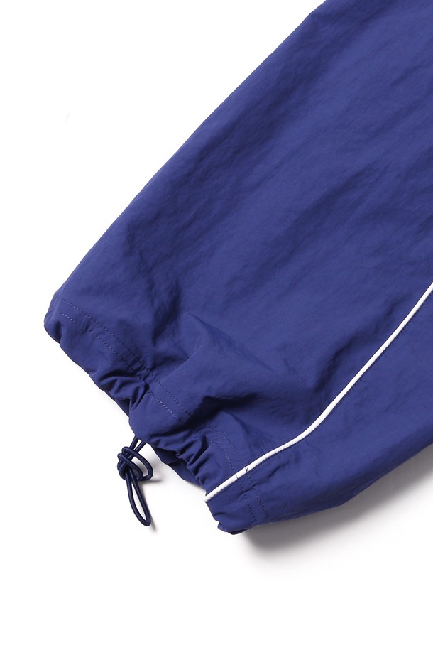 남녀공용 스포티브 배색 파이프 벌룬 와이드 팬츠[BLUE]는 봄, 여름 시즌에 활용하기 좋은 와이드 핏의 긴바지입니다. 스포티한 무드를 연출하며, 일상복으로 편안하게 착용할 수 있습니다. 허리 밴딩 처리로 활동성을 높였으며, 파이프 라인 배색 디테일이 돋보입니다. 루즈핏으로 제작되어 편안한 착용감을 선사하며, 미니멀하고 캐주얼한 스타일을 완성합니다. 블루 컬러로 시원하고 산뜻한 느낌을 줍니다.
