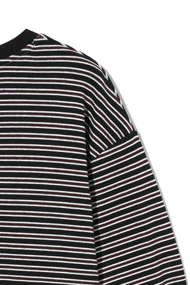 UCLA 여성 라운드 스트라이프 스웻 셔츠[BLACK]는 캐주얼하고 미니멀한 스타일을 추구하는 여성들을 위한 제품입니다. 부드러운 면 소재로 제작되어 편안한 착용감을 선사하며, 두꺼운 두께감으로 따뜻하게 입을 수 있습니다. 라운드넥과 긴 소매, 루즈핏 디자인이 특징이며, 크롭 기장으로 트렌디함을 더했습니다. 블랙 컬러 바탕에 스트라이프 패턴이 더해져 베이직하면서도 세련된 느낌을 줍니다. 봄, 가을, 겨울 모두 활용 가능한 활용도 높은 아이템입니다.
