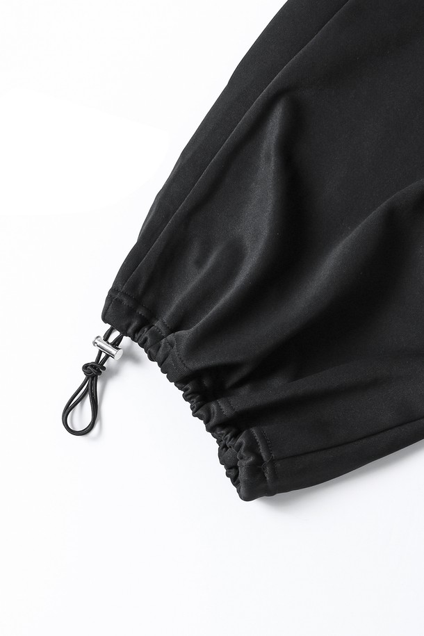 **남성 투턱 와이드 스트링 밴딩 팬츠(HB8LPA2)**

이 남성용 반바지는 여름철 캐주얼 스타일을 위한 완벽한 선택입니다. 블랙 컬러의 무지 디자인으로 어떤 상의와도 쉽게 매치할 수 있으며, 루즈핏 와이드 실루엣으로 편안한 착용감을 제공합니다. 투턱 디테일과 스트링 밴딩 처리로 활동성을 높였으며, 밴딩 허리 덕분에 편안하게 착용할 수 있습니다. 일상생활에서 편안함과 스타일을 동시에 잡을 수 있는 베이직한 아이템입니다.
