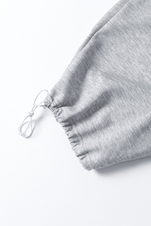 부드러운 면 소재로 제작되어 편안한 착용감을 선사하는 남성용 투턱 와이드 스트링 밴딩 반바지입니다. 캐주얼하고 베이직한 스타일로, 일상복으로 활용하기 좋습니다. 시원한 여름철에 적합하며, 루즈핏으로 편안하게 움직일 수 있습니다. 그레이 컬러의 무지 디자인으로 어떤 상의에도 잘 어울립니다. 허리 밴딩과 스트링으로 허리 사이즈 조절이 용이합니다.
