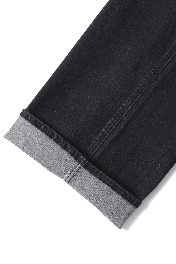 남성 세미 와이드핏 데님 팬츠(HB9DP07)는 캐주얼, 미니멀, 클래식 스타일을 아우르는 블랙 컬러의 데님 팬츠입니다. 봄, 가을에 적합하며, 일상복으로 활용하기 좋습니다. 세미 와이드핏으로 편안하면서도 트렌디한 핏을 연출합니다. 무지 디자인에 데님 소재로 제작되어 다양한 상의와 손쉽게 매치할 수 있습니다. 밴딩이 없는 긴 기장의 바지로, 스타일리시한 룩을 완성해보세요.
