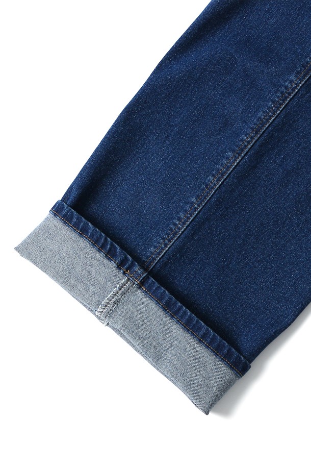 남성 세미 와이드핏 데님 팬츠(HB9DP07)는 캐주얼, 미니멀, 클래식 스타일을 아우르는 데님 팬츠입니다. 봄, 여름, 가을 3계절 착용 가능하며, 일상복으로 활용하기 좋습니다. 뻣뻣한 촉감의 데님 소재, 세미 와이드핏으로 편안하면서도 스타일리시한 핏을 연출합니다. 숏 기장의 무지 블루 컬러로, 5포켓 디자인이 특징입니다. 베이직한 디자인으로 다양한 상의와 매치하여 폭넓은 스타일을 소화할 수 있습니다.
