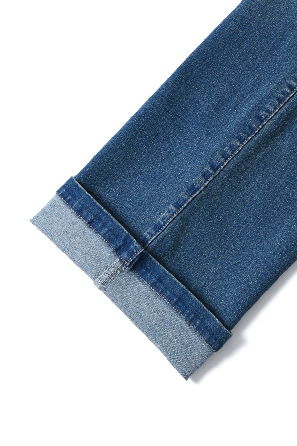 여성 세미와이드핏 데님 팬츠(HB9DP50)는 캐주얼 및 미니멀 스타일을 지향하는 여성 고객을 위한 데님 팬츠입니다. 봄, 여름, 가을 세 계절에 걸쳐 활용 가능하며, 일상복으로 편안하게 착용하기 좋습니다. 무지 디자인의 블루 컬러로 어떤 상의와도 쉽게 매치할 수 있습니다. 세미와이드핏으로 다리가 길어 보이는 효과를 주며, 데님 소재 특유의 내추럴한 멋을 살렸습니다. 밴딩이 없어 깔끔한 핏을 연출합니다.
