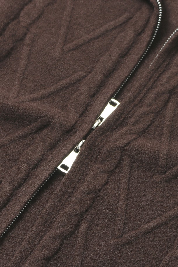 **여성 하이넥 니트 집업(UBBGD54)**은 데일리룩, 출근룩, 모임룩에 모두 잘 어울리는 여성용 니트 집업입니다. 아이보리(IVORY), 챠콜 그레이(CH-GREY), 브라운(BROWN) 세 가지 색상으로 제공되며, 가을과 겨울에 입기 좋습니다. 나일론, 아크릴, 폴리에스터 혼방 소재로 제작되어 부드러운 촉감을 선사하며, 세미 오버핏과 크롭 기장으로 트렌디한 스타일을 연출합니다. 하이넥 디자인과 투웨이 지퍼, 테이블 니트 조직이 특징이며, 미니멀, 클래식, 시크 스타일을 즐기는 여성분들께 추천합니다. 신축성이 있으며 비침은 거의 없습니다.
