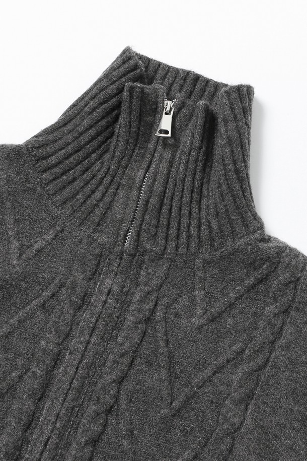 여성 하이넥 니트 집업(UBBGD54)은 가을, 겨울 시즌에 어울리는 상의 제품입니다. 아이보리(IVORY), 챠콜 그레이(CH-GREY), 브라운(BROWN) 3가지 색상으로 출시되었으며, 베이직하고 미니멀한 스타일을 연출합니다. 나일론, 아크릴, 폴리에스터 혼방 소재의 보통 두께감으로 제작되었으며, 세미 오버핏 크롭 기장의 긴소매 디자인입니다. 하이넥 라인과 투웨이 지퍼 여밈으로 실용성을 더했으며, 테이블 니트 패턴과 보통의 촉감, 신축성으로 편안하게 착용 가능합니다. 데일리룩 또는 이너 아우터로 활용하기 좋습니다.
