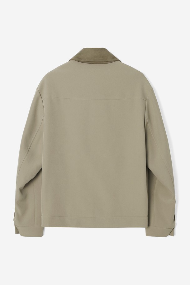 남성 T/R 빅 더블 아웃 포켓 트러커(HB9UJ01)는 다크베이지와 블랙 두 가지 색상으로 출시된 남성용 트러커 재킷입니다. 봄, 여름, 가을, 겨울 사계절 모두 착용 가능하며, 캐주얼 및 워크웨어 스타일 연출에 적합합니다. 루즈핏으로 편안함을 더했으며, 무지 디자인에 오각형 모양의 가슴 포켓, 대비색상 칼라, 밑단 스트링 조절 기능이 돋보입니다. 폴리에스테르와 폴리우레탄 혼방 소재로 제작되어 부드러운 촉감을 선사하며, 주름 방지 기능으로 관리가 용이합니다. 버튼 여밈 방식의 레귤러 기장으로 다양한 스타일링에 활용할 수 있습니다.
