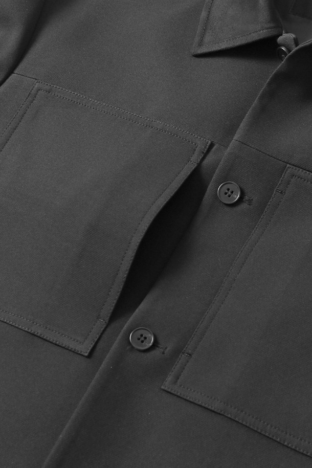 남성 T/R 빅 더블 아웃 포켓 트러커(HB9UJ01)는 캐주얼과 워크웨어 스타일을 넘나드는 남성용 트러커 재킷입니다. 다크베이지와 블랙 두 가지 색상으로 출시되었으며, 넉넉한 루즈핏과 세미 루즈핏으로 편안한 착용감을 선사합니다. 가슴 펜타곤 포켓 디테일과 칼라 배색이 돋보이며, 하단 스트링 조절이 가능하여 다양한 스타일 연출이 용이합니다. 폴리에스테르와 폴리우레탄 혼방 소재로 제작되어 구김이 적고 부드러운 촉감을 자랑합니다. 중간 두께감과 긴 소매 기장으로 간절기부터 초겨울까지 폭넓게 활용할 수 있습니다.
