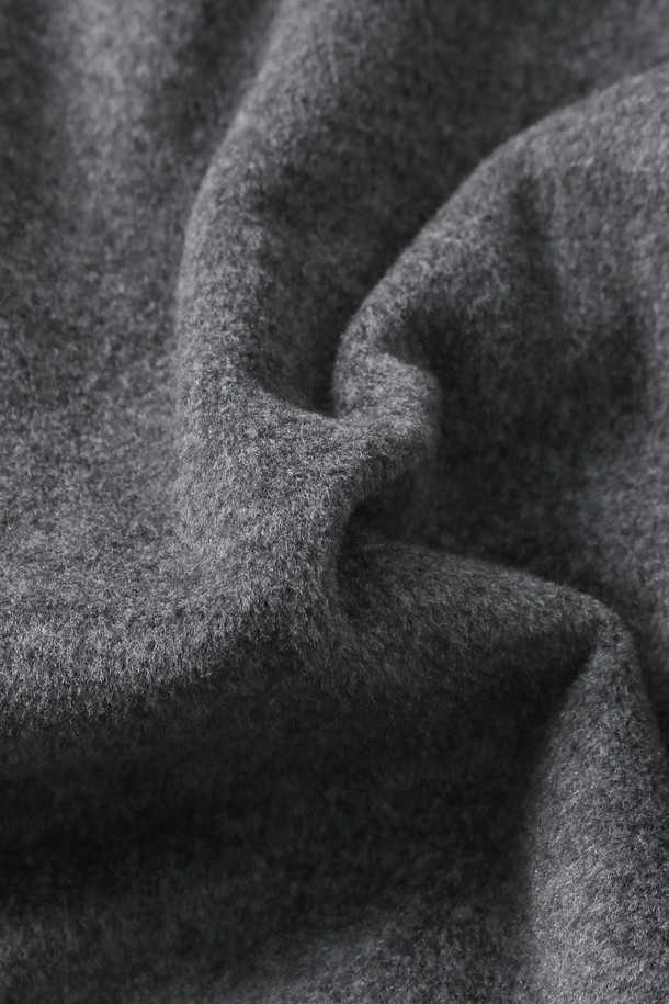 남성 페이크퍼 탈착 브러시 점퍼(HBAUJ41)는 캐주얼, 미니멀, 클래식 스타일을 아우르는 남성용 점퍼입니다. 그레이와 네이비 두 가지 색상으로 출시되었으며, 세미오버핏으로 편안한 착용감을 선사합니다. 겨울철 보온성을 높여주는 두꺼운 두께감과 부드러운 촉감의 아크릴, 폴리에스터 혼방 소재로 제작되었습니다. 페이크퍼 탈착이 가능하며, 사이드 립 디테일, 블루종 스타일, 퀼팅 안감이 특징입니다. 집업 방식으로 간편하게 착용할 수 있으며, 레귤러 기장의 긴소매 디자인으로 다양한 스타일 연출에 용이합니다.
