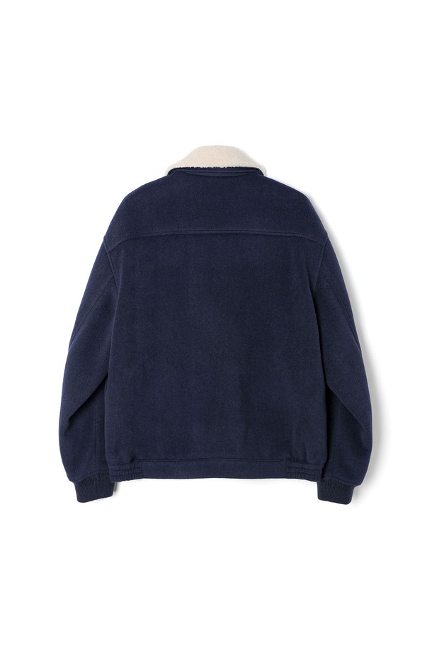 네이비, 그레이 두 가지 색상으로 출시된 남성용 페이크퍼 탈착 브러시 점퍼입니다. 캐주얼, 베이직 스타일로 일상에서 편안하게 착용하기 좋습니다. 겨울철 보온성을 높여주는 두꺼운 두께감과 부드러운 촉감이 특징이며, 오버핏 또는 세미 오버핏으로 넉넉한 핏을 연출합니다. 페이크퍼 탈착이 가능하며, 퀼팅 안감과 양쪽 솔기 패딩 처리, 브러시드 소재로 제작되어 보온성을 더욱 강화했습니다. 집업 스타일로 간편하게 입고 벗을 수 있으며, 긴 소매 기장으로 디자인되었습니다.
