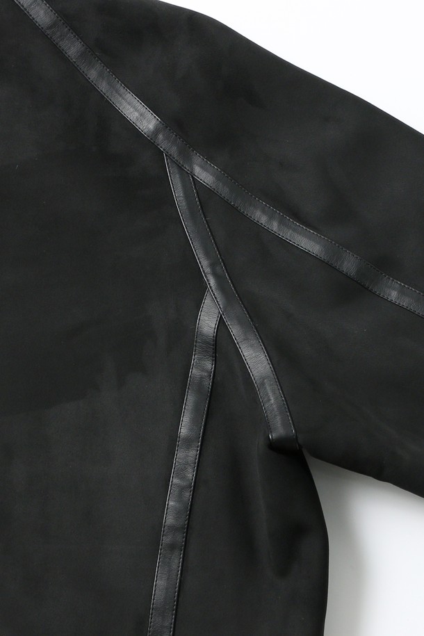 남성 페이크 스웨이드 오버핏 무스탕(HBBMU40)은 부드러운 촉감의 페이크 스웨이드와 인조 퍼를 합포하여 보온성을 높인 겨울철 필수 아우터입니다. 다크그레이와 블랙 두 가지 색상으로 출시되었으며, 넉넉한 오버핏으로 두꺼운 이너와 함께 편안하게 착용 가능합니다. 캐주얼, 포멀 등 다양한 스타일을 연출할 수 있으며, 출근룩이나 모임룩에도 적합합니다. 활동성을 고려한 디자인과 실용적인 포켓 디테일이 돋보입니다. 집업 방식으로 간편하게 착용할 수 있으며, 미니멀하고 클래식한 분위기를 자아냅니다.
