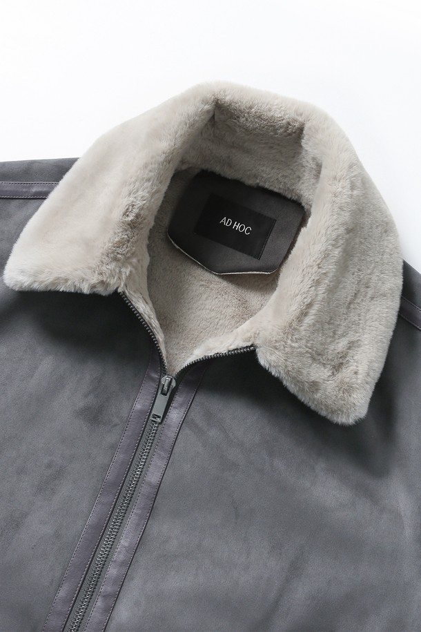 남성 페이크 스웨이드 오버핏 무스탕(HBBMU40)은 부드러운 촉감의 인조 스웨이드 소재와 따뜻한 인조 퍼 안감으로 제작되어 겨울철 보온성을 높였습니다. 다크그레이와 블랙 두 가지 색상으로 출시되었으며, 넉넉한 오버핏 실루엣과 집업 여밈 방식, 포켓 디테일이 특징입니다. 캐주얼, 미니멀, 클래식 스타일을 아우르며, 일상, 캐주얼, 포멀한 차림새에도 잘 어울립니다. 출근룩으로도 활용 가능한 베이직하고 심플한 디자인의 무스탕입니다.
