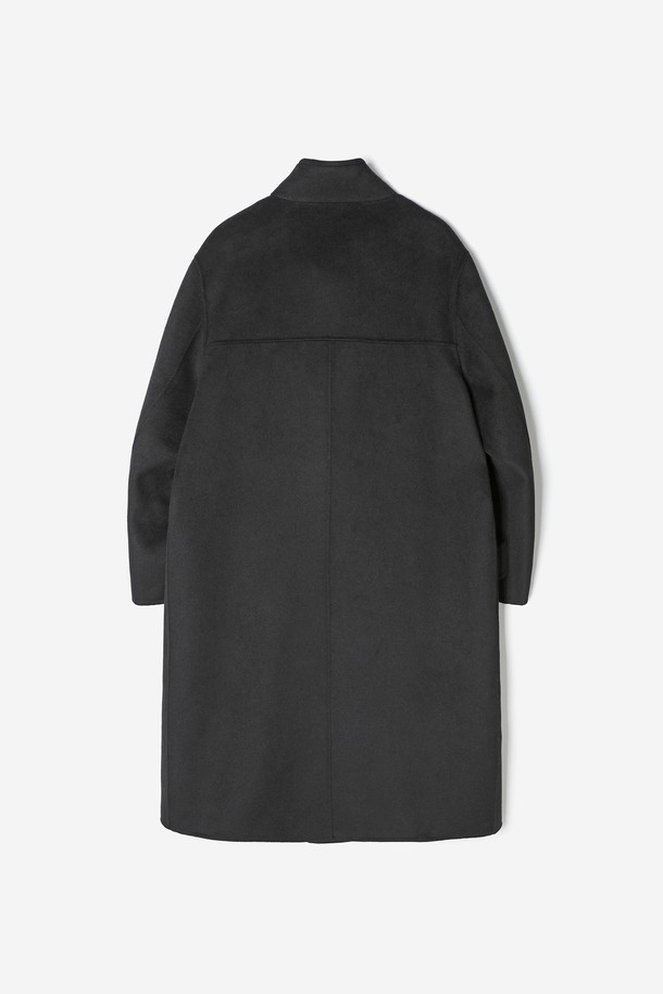 남성 하이넥 더플 코트(HBAHC11)는 클래식한 무드를 자아내는 블랙 컬러의 롱 기장 더플 코트입니다. 가을과 겨울에 착용하기 좋으며, 일상, 출근, 모임, 데이트 등 다양한 TPO에 활용할 수 있습니다. 하이넥 디자인과 포켓 디테일이 돋보이며, 오버핏으로 제작되어 편안한 착용감을 선사합니다. 나일론, 레이온, 면, 모, 아크릴, 폴리에스터 등 다양한 소재가 혼방되어 두꺼운 두께감과 보통의 촉감을 제공합니다. 토글 여밈 방식과 긴 소매가 특징이며, 안감은 폴리에스터로 마감되었습니다.
