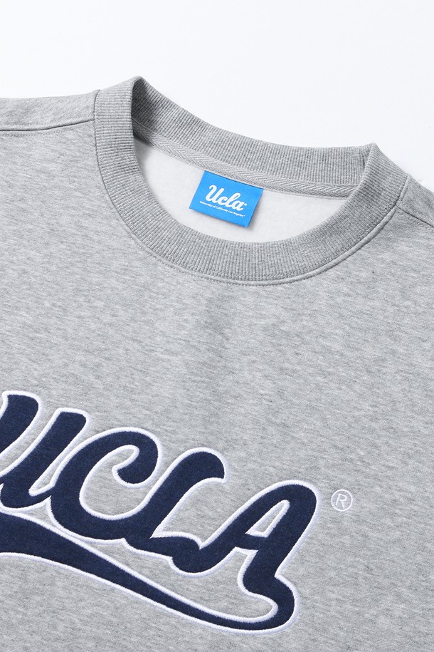 남녀공용 UCLA 아트워크 맨투맨[M-GREY](UBALT03_51)은 데일리, 캐주얼, 캠퍼스룩에 적합한 상의입니다. 멀란지 그레이와 오트밀 두 가지 색상으로 출시되었으며, 캐주얼 및 스포티한 스타일을 연출하기 좋습니다. 라운드넥에 오버핏으로 편안한 착용감을 선사하며, 사계절 활용 가능합니다. 면과 폴리에스터 혼방의 부드러운 소재로 제작되었고, UCLA 레터링과 1919년 설립 로고 프린트가 특징입니다. 트렌디한 디자인과 단단한 면 소재로 제작되어 오랫동안 즐겨 입을 수 있습니다.

