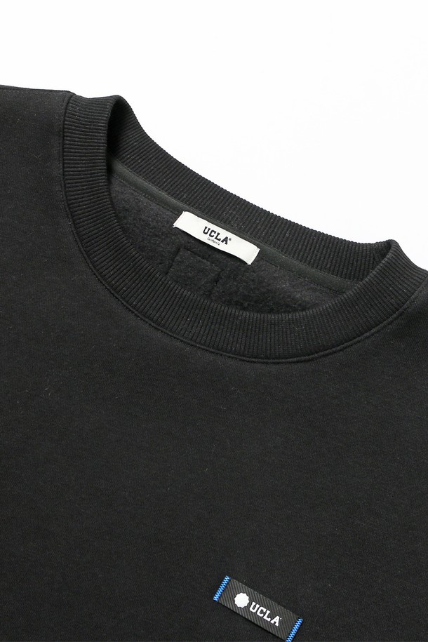 남녀공용 데일리 스몰로고 기모 스웻셔츠[BLACK](UBCLT29_39)는 부드러운 촉감의 면, 폴리에스테르 혼방 소재로 제작되어 가을, 겨울철 따뜻하게 착용하기 좋습니다. 미니멀하고 베이직한 스타일로 데일리룩, 캠퍼스룩, 커플룩 등 다양한 TPO에 활용할 수 있습니다. 레귤러핏 라운드넥 디자인에, 소매와 밑단 시보리 마감으로 깔끔함을 더했습니다. 두꺼운 두께감의 기모 안감으로 보온성을 높였으며, 전면에 스몰 로고 패턴이 포인트로 들어가 있습니다. 유니섹스 디자인으로 남녀 모두 편안하게 즐길 수 있는 아이템입니다.
